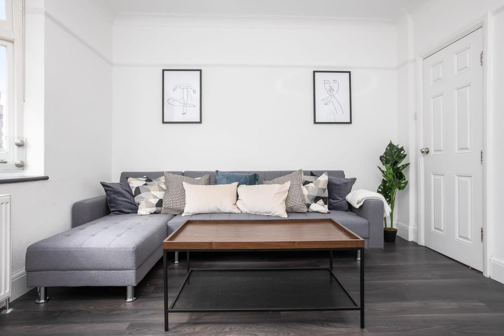 Modern 2 Bed In Prime Camden Sleeps 6 London